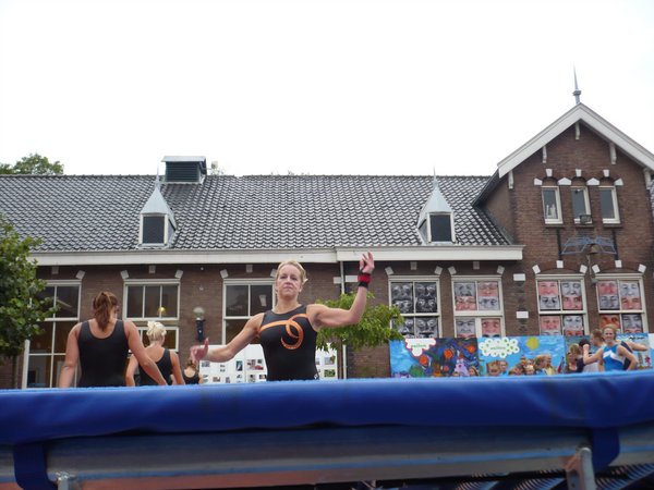 Kim doet een raar kunstje met haar wangen