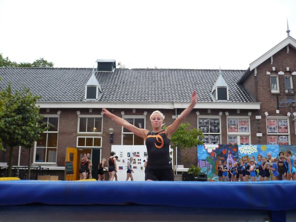 Cheryl kijkt wat hooghartig naar de tramp