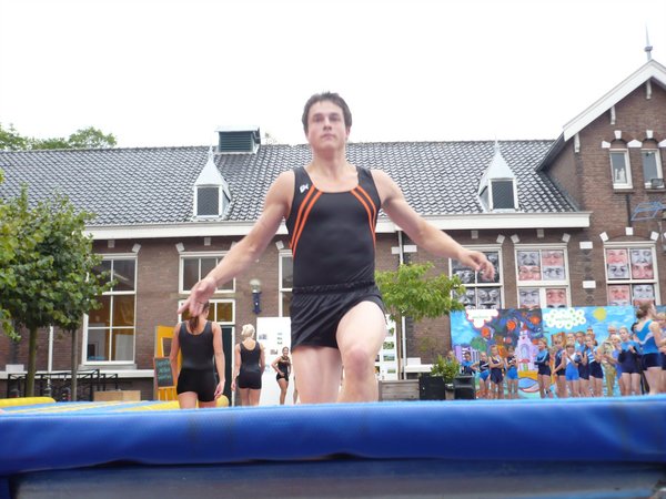 Dennis houdt nu zijn lachen in