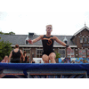 Kim kijkt heel wakker