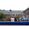 Cheryl kijkt wat hooghartig naar de tramp