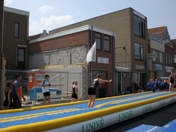 Armen netjes vooruit