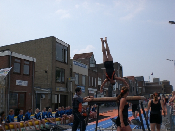 Dennis zet zijn handen altijd lekker breed