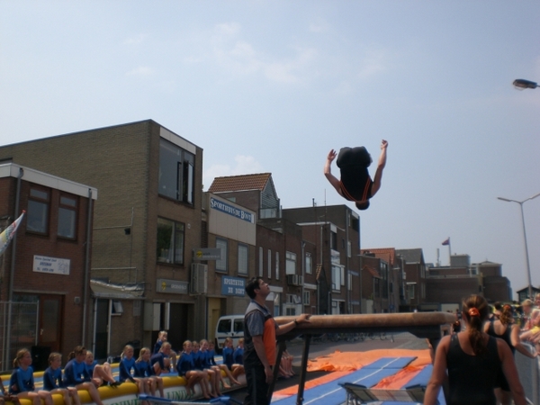 Het moet niet veel gekker worden, nóg een salto!
