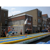 Armen netjes vooruit