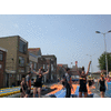 Chantal is blij met haar goede landing en ook Cindy trekt een vrolijke snoet