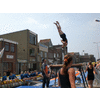 Relaxed met de armen over elkaar