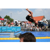 Chantal springt over Bart's hoofd heen