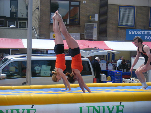 Synchroon handstand doorrol