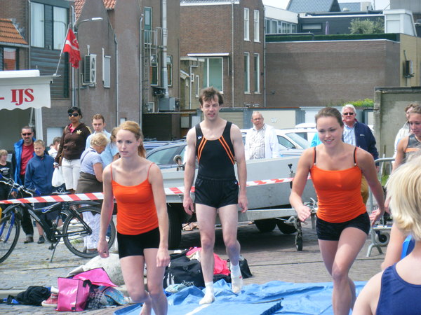 Trampolinespringen in twee baantjes naast elkaar