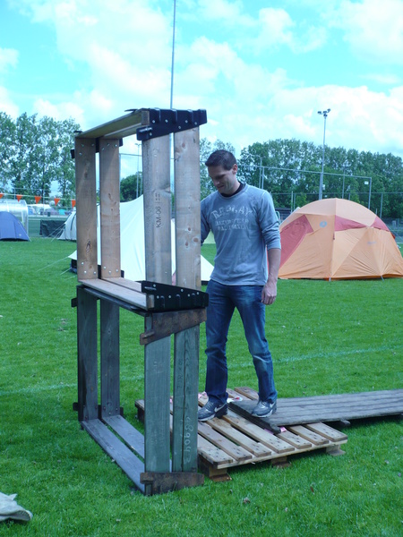 Wat kun je met een pallet, een vlonder en twee dingesen? Een grote houten acht maken!