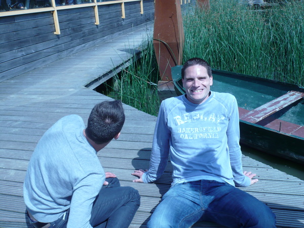 Bart en Maurice vonden het water te koud maar genieten van het zonnetje