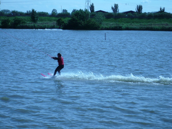 En op naar de volgende ronde, met Dickie op de achtergrond