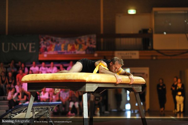 Meester Robin klimt op de tafel