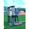 Wat kun je met een pallet, een vlonder en twee dingesen? Een grote houten acht maken!