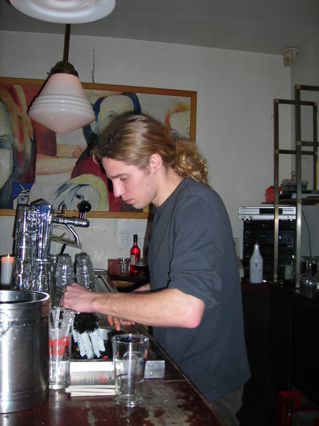 De barman controleert de borstels