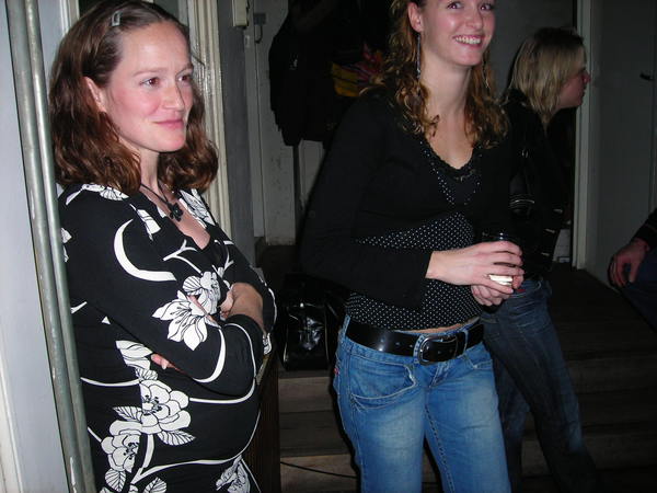 Natasja en Olga hebben allebei een binnenpretje