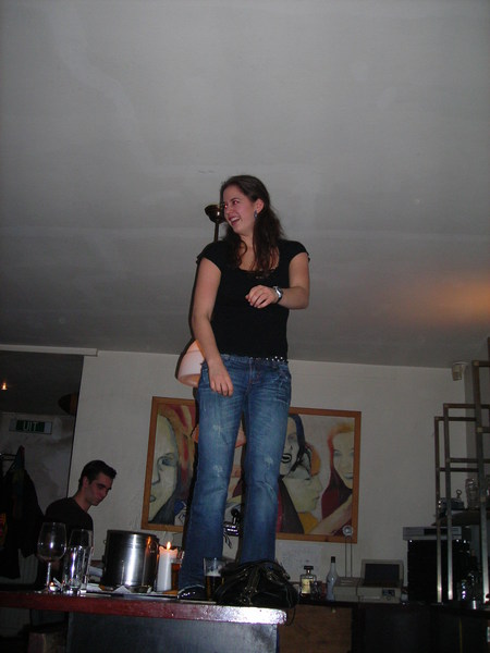 Mirre kan ook zonder kruisband op de bar staan