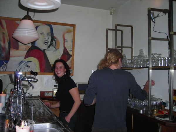 Fanny probeert op het schilderij te lijken