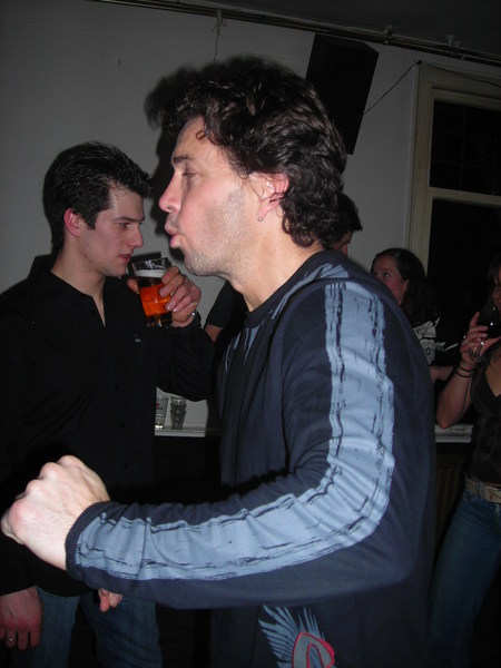 Marcel probeert stiekem van Bart z'n biertje te drinken