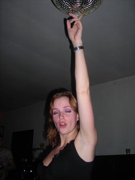 Mariska kan een discobal met één vinger optillen!