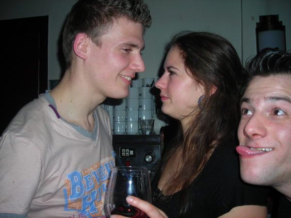 Mirre heeft het niet door. Dickie wel.