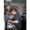 De barman controleert de borstels