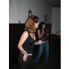 Mariska en Carla dansen