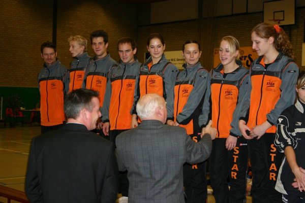 Carla en Mirre doen een wedstrijdje minzaam lachen