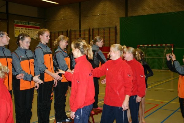 Olga geeft een hand aan de onzichtbare man