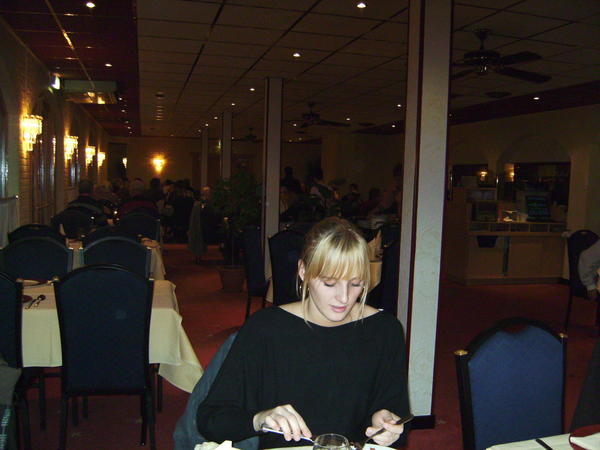 Marion eet netjes met mes en vork