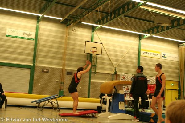 Arnold laat zien hoever de plank kan buigen