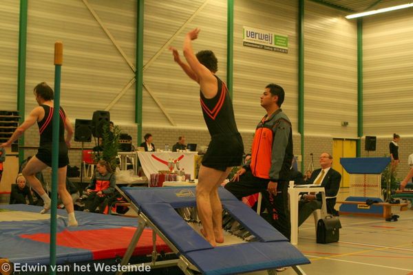 Marvin springt terwijl de jury aandachtig naar het plafond staart