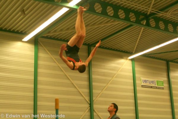 Dylan strekt uit na dubbel salto