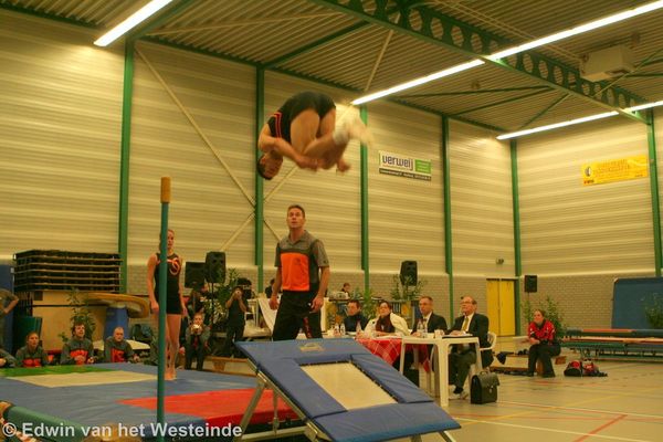 Natasja kijkt naar Bart z'n dubbel hurk half