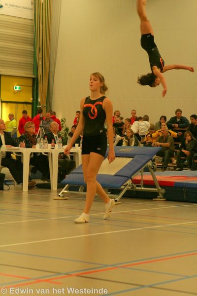 Ivana loopt al terug terwijl Carla nog springt