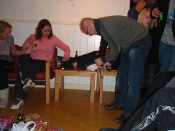 Nigel vecht met Sonja om een biertje