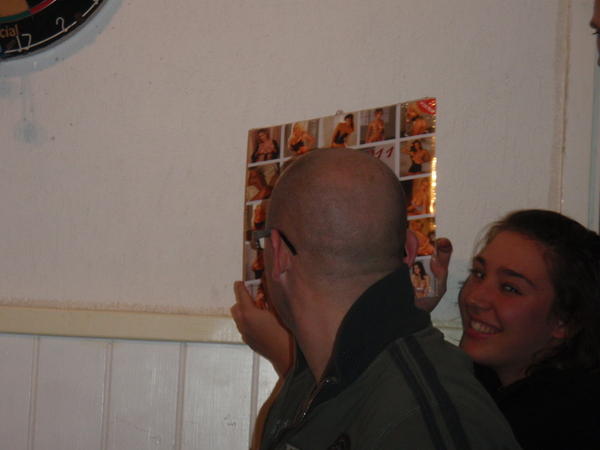 Sonja laat de kalender aan Nigel zien