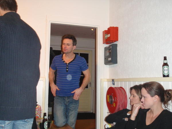 Marcel kijkt de boel van een afstandje aan