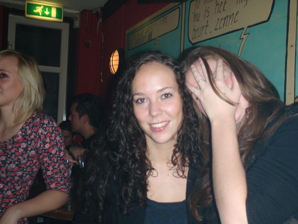Yvanka is het nog steeds niet gelukt om naast een normaal iemand op de foto te komen