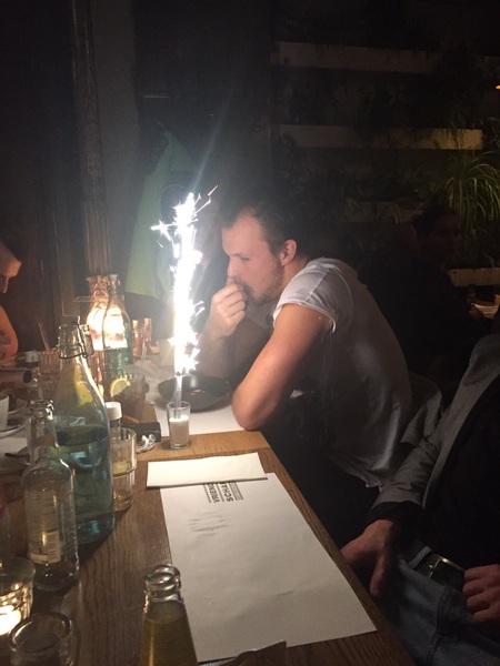 Scott is heel blij met z'n verjaardagssurprise