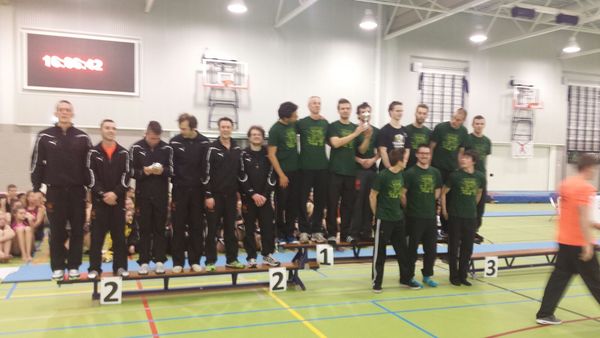 Seth bewondert de beker