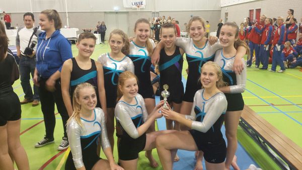 Trots met de beker