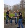 Echte Mannen barbecuen met één hand