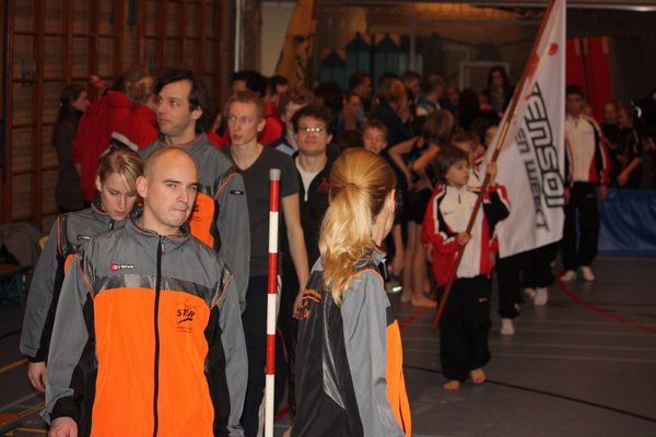 Spanning op de gezichten bij de opmars voor de prijsuitreiking