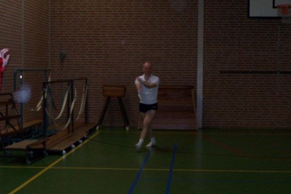 Ik dans, ik dans, ik huppel en ik zing, ik draai een pirouette en ik spring