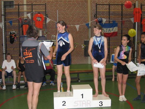 Marijke deelt de diploma's uit