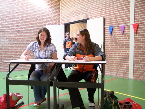 Mirre en Cindy zijn jury bij de kleintjes