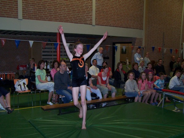 Mieke groet af op één been