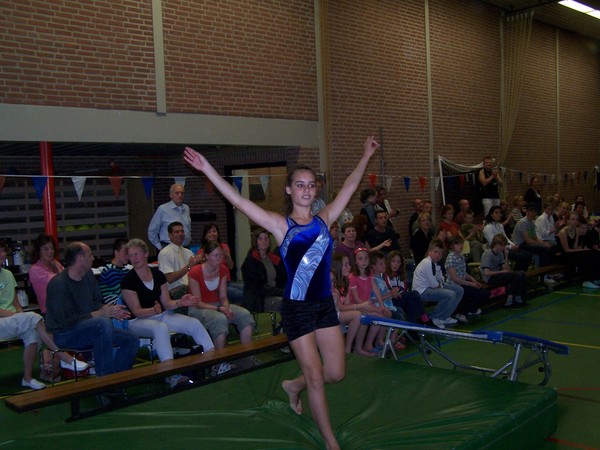Cherelle doet een konijntje met haar linker hand